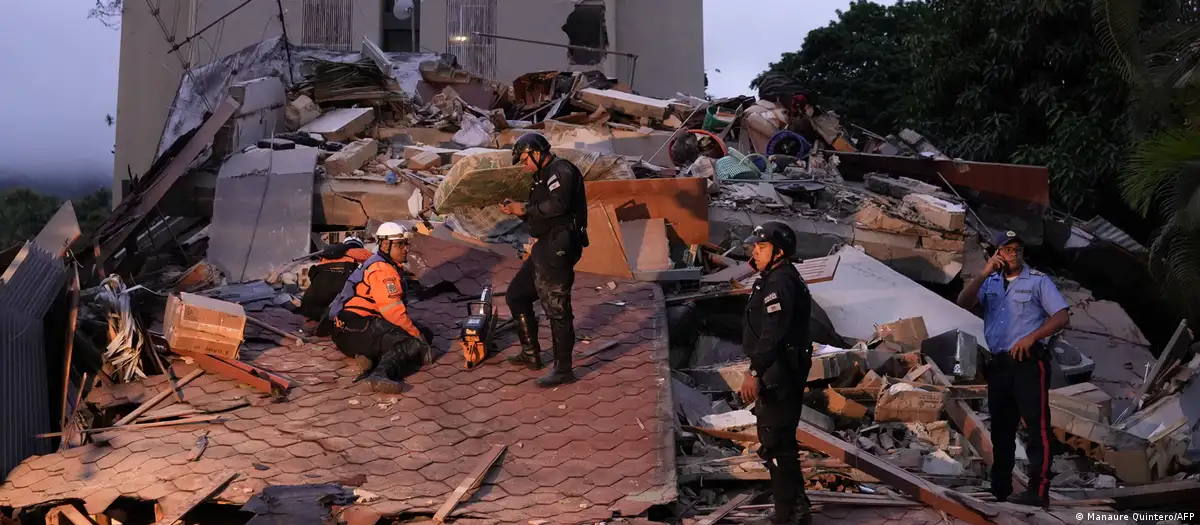 Pánico y edificios destruidos en Caracas tras fuertes sismos