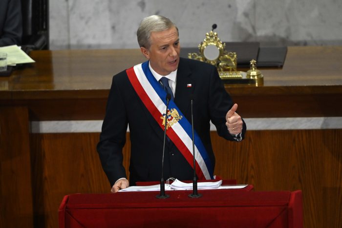 Hoja de ruta y suspensión de beneficios como castigo: sorpresas y tensiones del debut de Kast