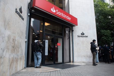Allanan oficina del Banco Santander por vínculos con Tren de Aragua: ejecutivo venezolano detenido