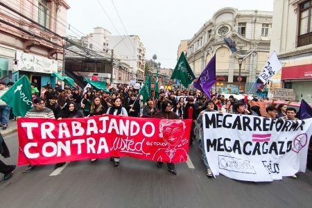 Aunque no estaba autorizada: estudiantes marcharon por la Alameda y se enfrentaron a Carabineros