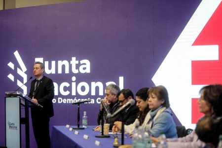 Álvaro Ortiz asume la DC y fija oposición a Kast: “No será de bloqueo ni de trinchera”