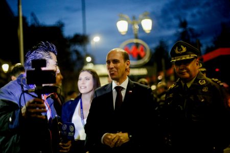 Liderados por ministro Arrau: Carabineros realiza nuevo copamiento en Metro de Santiago