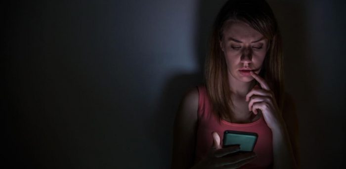 Abuso digital: casi 5 de cada 10 víctimas identifican a un amigo, pareja o familiar como agresor