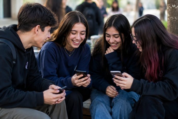 De “qué plancha” a “qué cringe”: las palabras en inglés que ganan terreno entre los jóvenes chilenos
