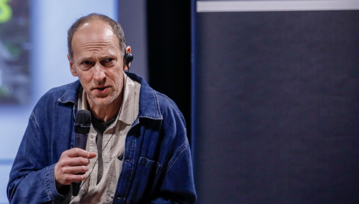 “El mejor jugador siempre tiene razón”: finalista del Premio Booker Benjamin Markovits visitó Chile