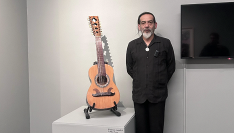 Tata Barahona reparó guitarrón chileno de Violeta Parra: "Le di un sentido muy místico al encuentro"