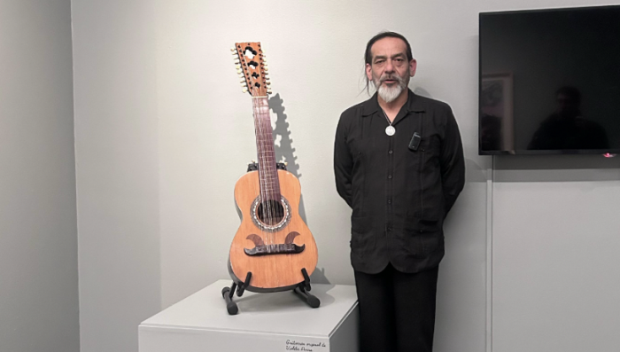 Tata Barahona reparó guitarrón chileno de Violeta Parra: "Le di un sentido muy místico al encuentro"