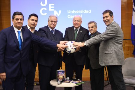Académico de la Universidad Central lanza libro sobre las historias detrás del periodismo deportivo