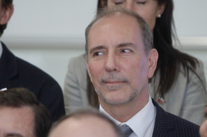 [Lo+Leído] La solución del ministro De Grange ante tacos en Chicureo: usen transporte público