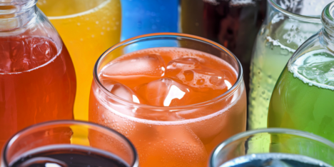 El consumo de bebidas azucaradas en la niñez eleva el riesgo de hipertensión en adultos
