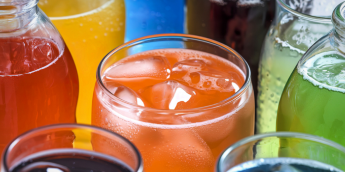 El consumo de bebidas azucaradas en la niñez eleva el riesgo de hipertensión en adultos