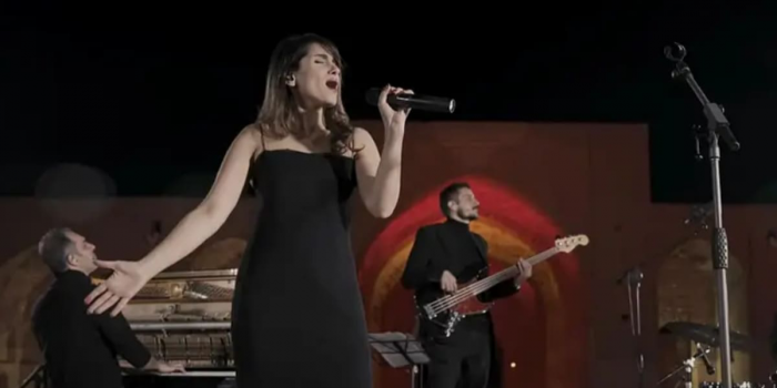 Irán condena a cantante a 74 latigazos por realizar un concierto virtual sin velo