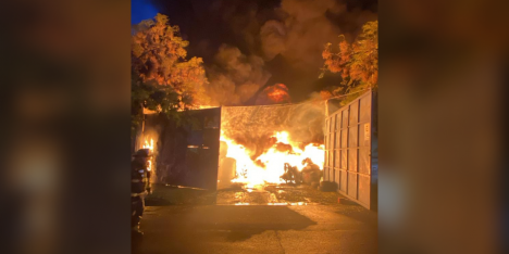 Incendio en procesadora de neumáticos en Cerrillos genera nube de humo visible desde toda la RM