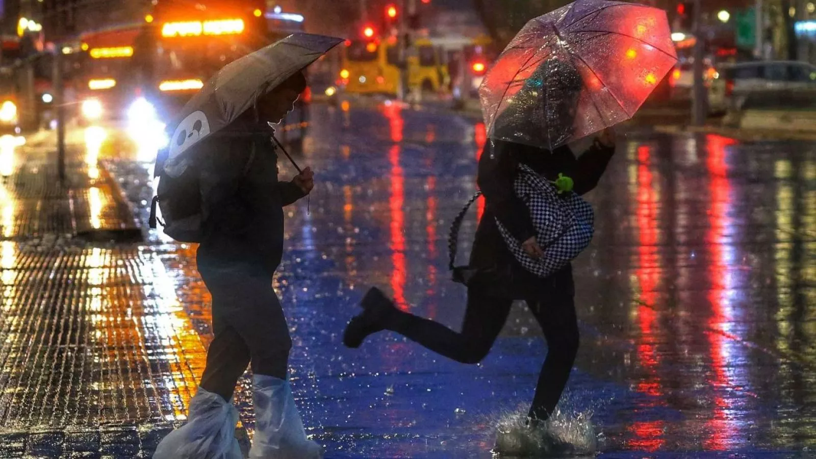 Lluvia en Santiago: A esta hora empieza el agua y las únicas zonas donde caerá nieve en la RM