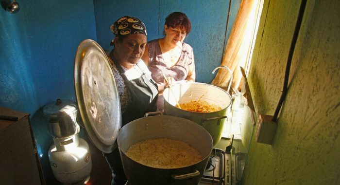 Estudio revela que 68% de los chilenos convive o ha convivido con la pobreza