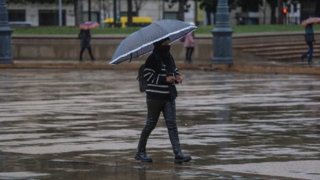 Podrías perder tus planes: revisa el día exacto en que vuelve la lluvia a Santiago esta semana