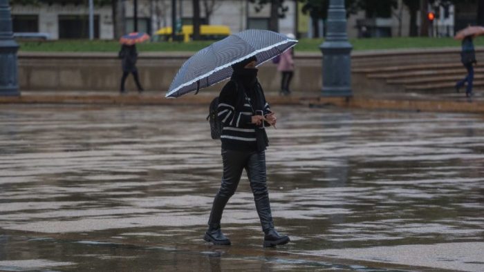 Podrías perder tus planes: revisa el día exacto en que vuelve la lluvia a Santiago esta semana