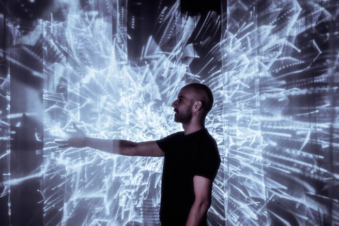 Artista chileno Sergio Mora-Díaz regresa a Nueva York con instalación para obra de ballet