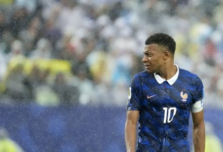 Francia 3-0 Irak: una fiesta de Mbappé pasada por agua