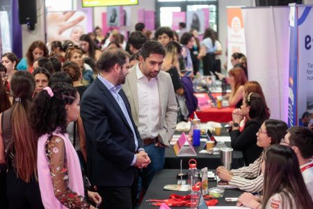 Si buscas trabajo en Santiago hay una feria con 2.500 cupos este jueves: cómo participar