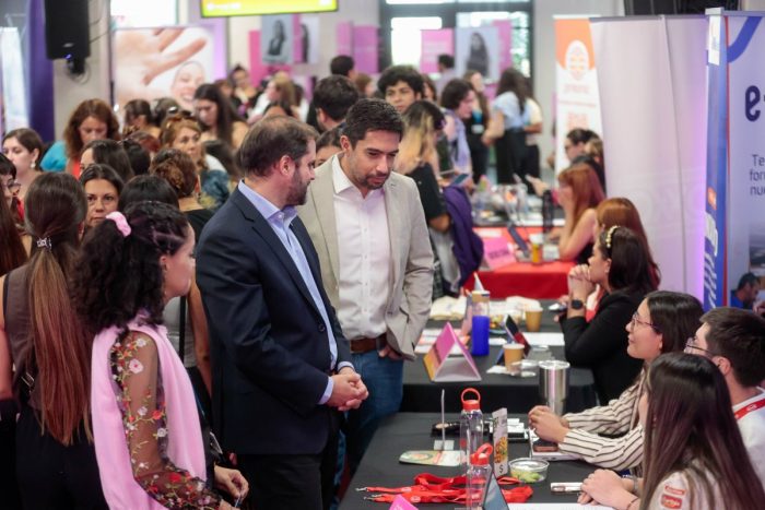Si buscas trabajo en Santiago hay una feria con 2.500 cupos este jueves: cómo participar