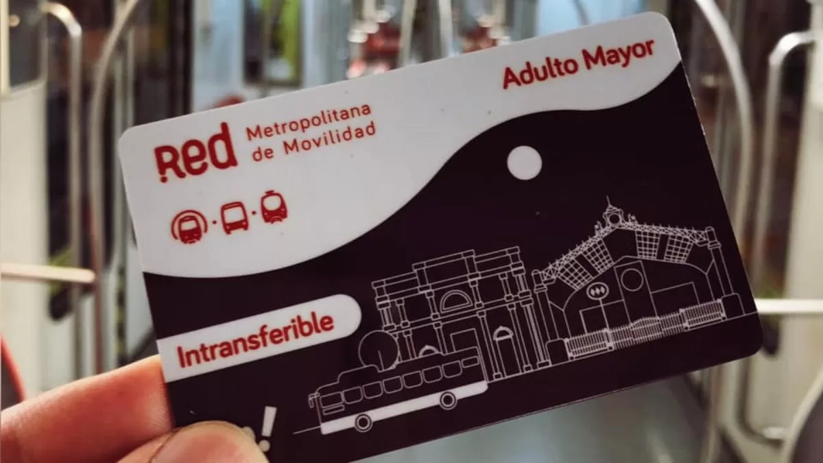 Si tienes 65 años o más, puedes pagar la mitad en el transporte público con esta tarjeta