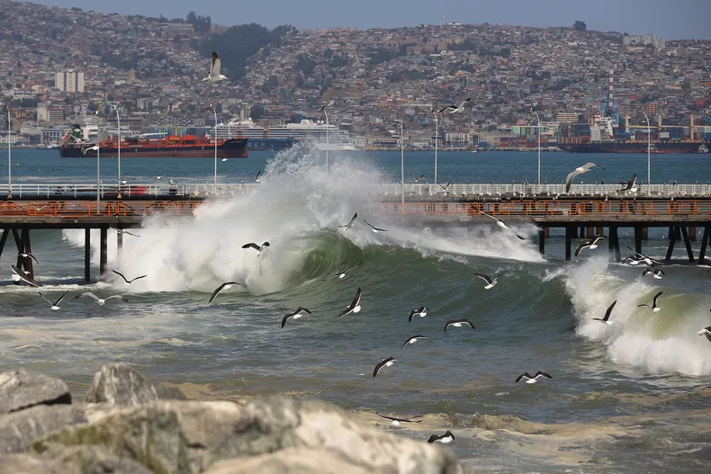 Marejadas en Chile: Armada emite aviso especial con horarios de mayor riesgo en la costa