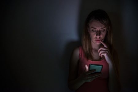 Abuso digital: estudio alerta que el agresor suele estar en el entorno cercano