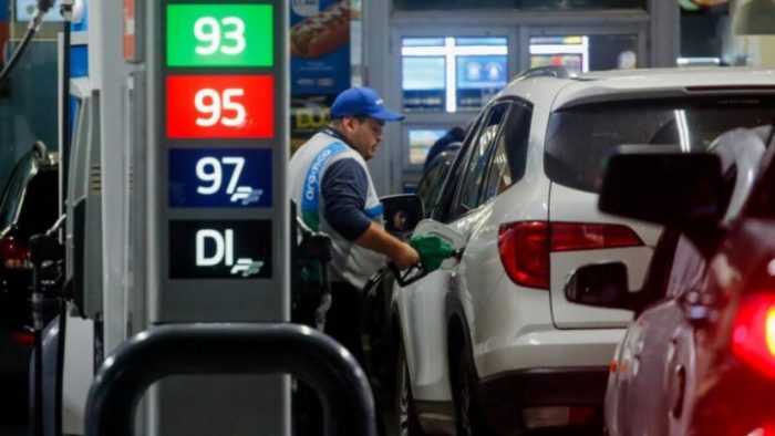 Precio de las bencinas bajará hasta $117 por litro esta semana: revisa los montos