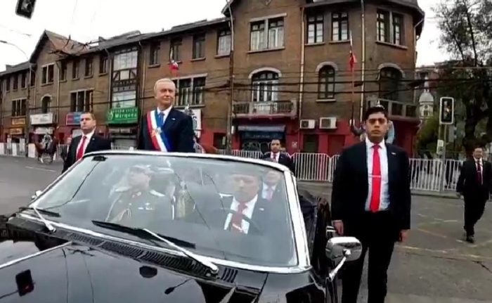 Minuto a Minuto de la Cuenta Pública: Presidente Kast llega al Congreso a bordo del Ford Galaxie