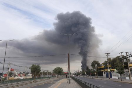 Incendio en Cerrillos se extiende por más de 24 horas y obliga a suspender clases en la comuna
