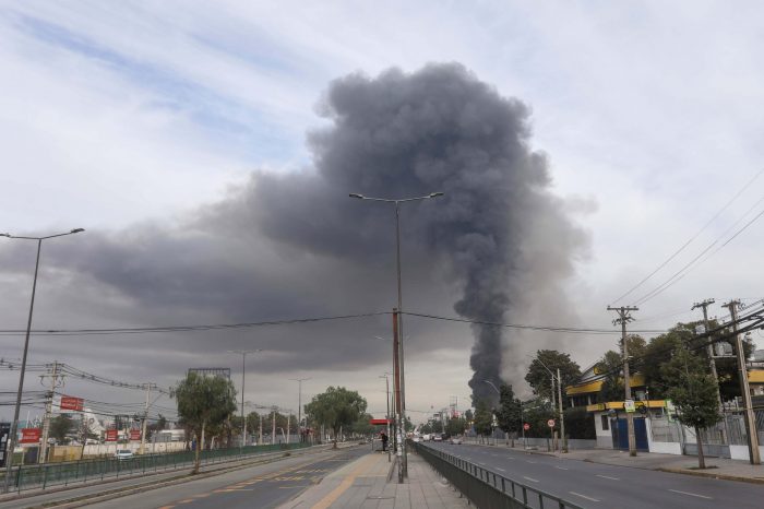 Incendio en Cerrillos se extiende por más de 24 horas y obliga a suspender clases en la comuna