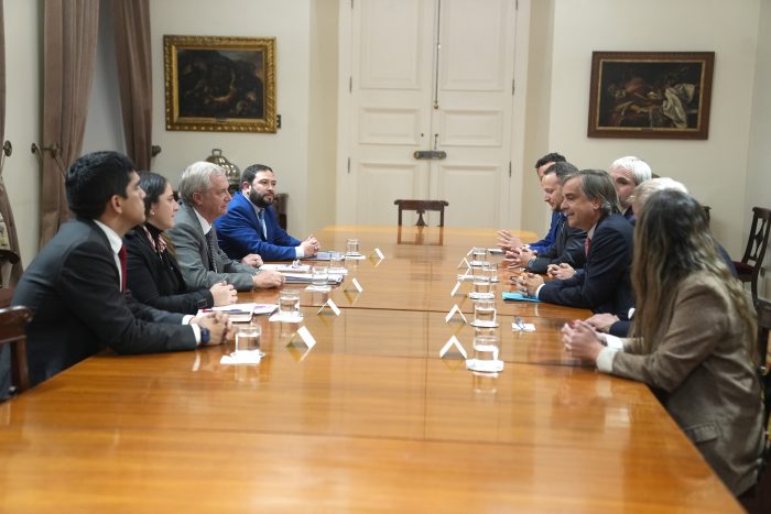 En reunión con Presidente Kast: Evópoli propone reducir de 25 a 16 los ministerios