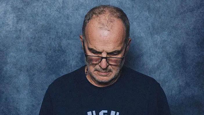 "No soy modelo": Marcelo Bielsa se niega a mirar a la cámara en la sesión fotográfica de la FIFA