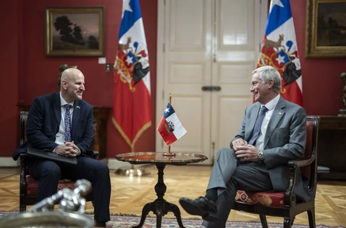 Presidente Kast recibe en La Moneda al embajador de EE. UU. en cita protocolar