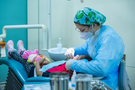 Especialistas entregan herramientas para mejorar la atención de niños neurodivergentes en salud