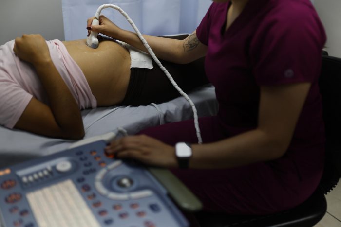 La violencia criminal en Ecuador obstaculiza el acceso de mujeres a la salud sexual y reproductiva