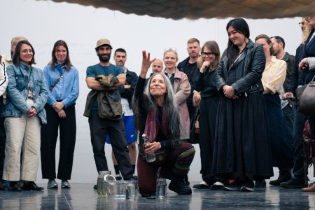 Cecilia Vicuña teje en Oslo un quipu transoceánico en defensa del mar