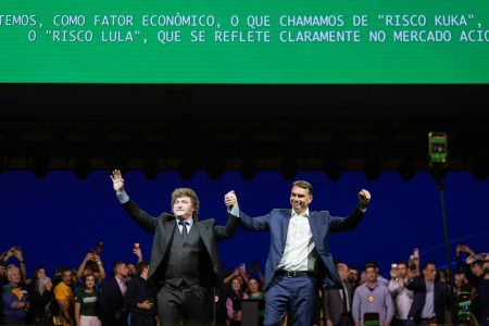 Flávio Bolsonaro invoca a su padre y se apoya en Milei en el lanzamiento de su candidatura