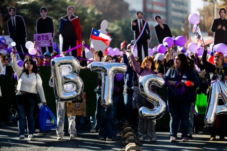 Seguidores de BTS protestan contra suspensión de conciertos en Chile: "¡Es muy injusto!"