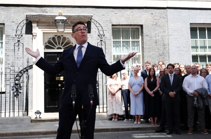 Burnham asume el gobierno británico tras recibir el encargo del rey Carlos III