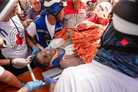 Venezuela eleva a 2.595 los muertos por terremotos y mantiene identificación de víctimas