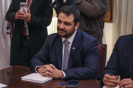 Se intensifica disputa por contramuestra: exsubsecretario Rodríguez presentó examen negativo de pelo