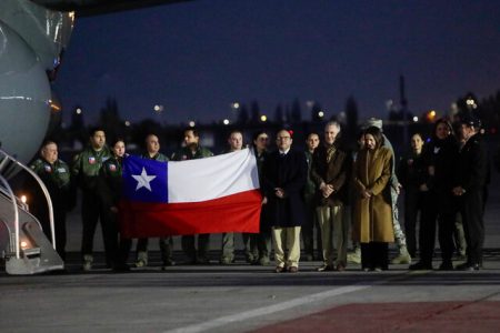 Regresan a Chile los bomberos que lideraron misión en Venezuela: serán homenajeados en La Moneda