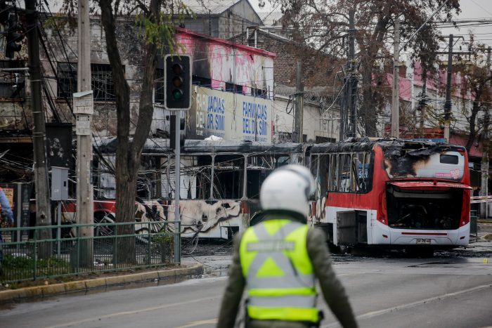 Cinco muertos deja choque e incendio entre camioneta y bus RED en barrio Franklin