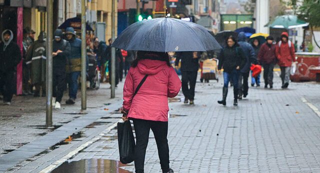 Gobierno suspende clases en cinco regiones ante sistema frontal y activa despliegue preventivo