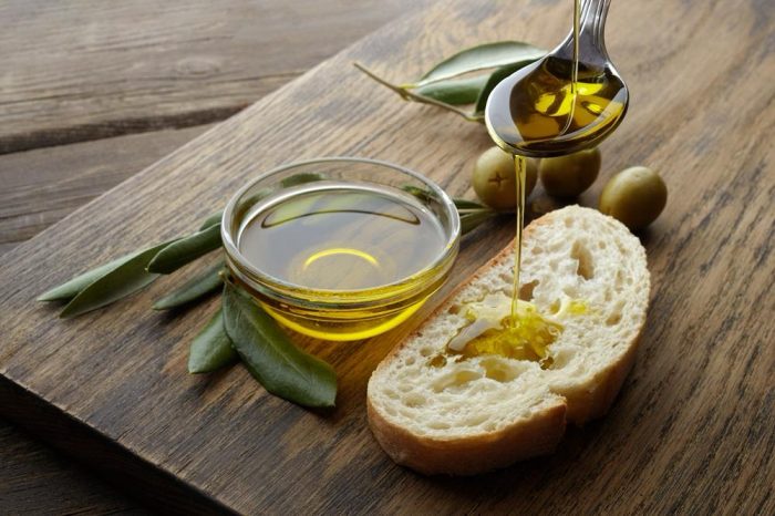 Aceite de oliva extra virgen: el aliado del corazón que expertos recomiendan consumir a diario