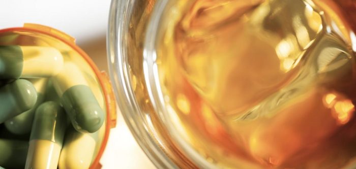 Alcohol y antigripales: expertos alertan los riesgos al mezclar medicamentos con bebidas alcohólicas