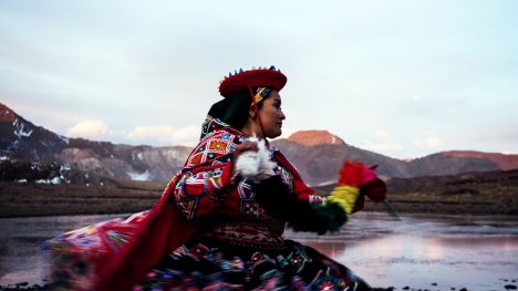 Documental reúne a montañista quechua, glaciología y música de Camila Moreno en cerro El Plomo