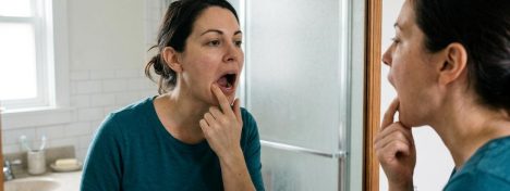Cáncer de cabeza y cuello: el autoexamen frente al espejo que puede ayudar a detectarlo a tiempo